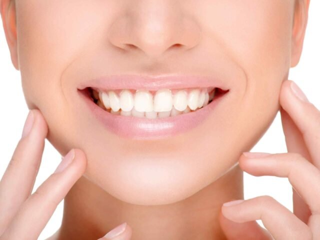 إحدى عشرة نصيحة لعلاج البقع البيضاء على الأسنان